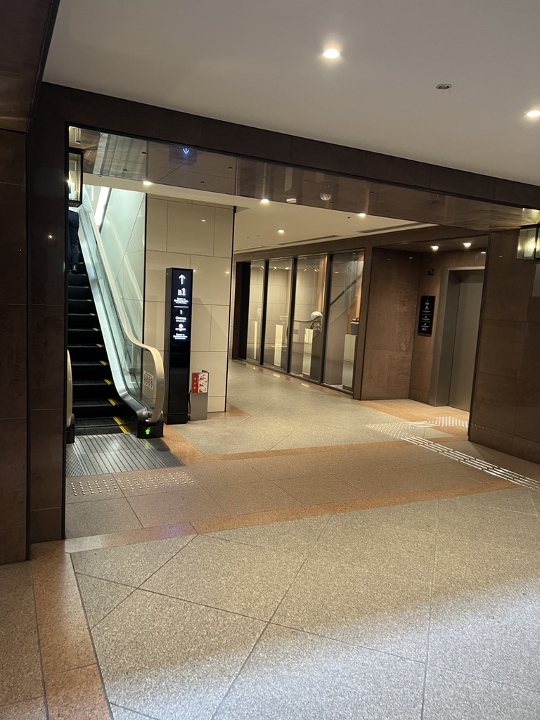 駅構内のエスカレーター